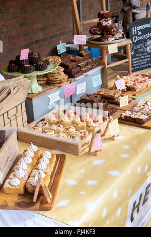 Hausgemachte Kuchen in Stroud Farmers Market Stall. Stroud, Gloucestershire, England Stockfoto