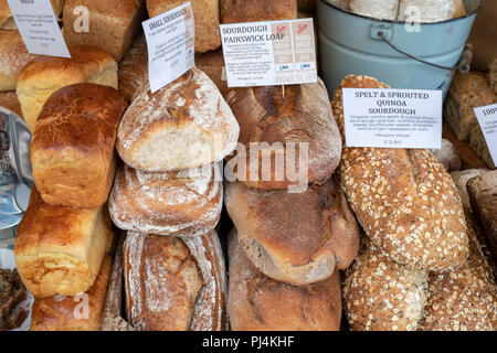 Sauerteig Brot für den Verkauf auf dem Die Artisan Baker Abschaltdruck am stroud Farmers Market. Stroud, Gloucestershire, England Stockfoto