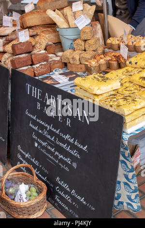 Die artisan Baker zu einem Farmers Market Stall. Stroud, Gloucestershire, England Stockfoto