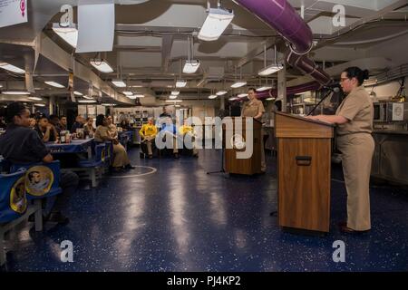 180829-N-TT 202-010 ATLANTIK (Aug. 29, 2018) Chief Logistikspezialisten Jenny Fernandez (rechts) spricht während der Frauen die Gleichheit Feier im aft Chaos Deck der Nimitz-Klasse Flugzeugträger USS Abraham Lincoln (CVN 72). Abraham Lincoln ist unterwegs mit Carrier Strike Group 12 (CSG 12) Durchführung von Funktionsprüfung-1 (OT-1) für die F-35C Lightning II Joint Strike Fighter. (U.S. Marine Foto von Mass Communication Specialist 3. Klasse Daniel E. Gheesling/Freigegeben) Stockfoto