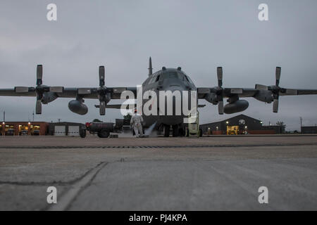 Senior Airman Brandon M. Acks, Crew Chief in die 179Th Airlift Wing Instandhaltungsgruppe zugeordnet, Minen die C-130H Hercules mit flüssigem Sauerstoff (LOX) August 30, 2018, an der 179th Airlift Wing, Mansfield, Ohio. Die C-130H Hercules fasst 24 Liter LOX und wird verwendet, um Luft Crew zu gewährleisten haben Sauerstoff beim Fliegen in großer Höhe. (U.S. Air National Guard Foto von Airman Alexis Furt) Stockfoto