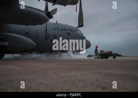 Senior Airman Brandon M. Acks, Crew Chief in die 179Th Airlift Wing Instandhaltungsgruppe zugeordnet, Minen die C-130H Hercules mit flüssigem Sauerstoff (LOX) August 30, 2018, an der 179th Airlift Wing, Mansfield, Ohio. Die C-130H Hercules fasst 24 Liter LOX und wird verwendet, um Luft Crew zu gewährleisten haben Sauerstoff beim Fliegen in großer Höhe. (U.S. Air National Guard Foto von Airman Alexis Furt) Stockfoto