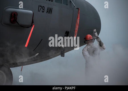 Senior Airman Brandon M. Acks, Crew Chief in die 179Th Airlift Wing Instandhaltungsgruppe zugeordnet, Minen die C-130H Hercules mit flüssigem Sauerstoff (LOX) August 30, 2018, an der 179th Airlift Wing, Mansfield, Ohio. Die C-130H Hercules fasst 24 Liter LOX und wird verwendet, um Luft Crew zu gewährleisten haben Sauerstoff beim Fliegen in großer Höhe. (U.S. Air National Guard Foto von Airman Alexis Furt) Stockfoto