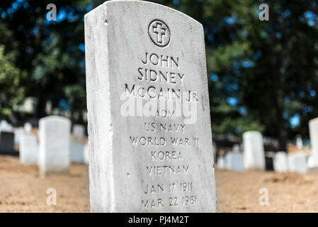 Grabstein der U.S. Navy Adm. John Sidney McCain Jr. "Jack" in Kapitel 3 in den nationalen Friedhof von Arlington, Arlington, Virginia, 30. August 2018. Geboren am 17. Januar 1911, McCain studierte an der US Naval Academy in 1931. Während des zweiten Weltkrieges stellte er das u-boot Gunnel (SS-253), die Aufklärung in Nordafrika durchgeführt werden geboten. Er nahm später die Yacht in den Pazifik, wo er eine japanische Zerstörer versank und beschädigte zusätzliche Feind Versand. Er auch Dentuda (SS-335), die Aktion sah gegen Ende des Krieges ein Aktivierungsbefehl gegeben wurde. Während des Kalten Krieges diente er in einer Reihe von Ufer und flotte Zuweisungen, einschließlich Co Stockfoto