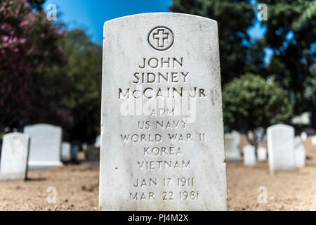 Grabstein der U.S. Navy Adm. John Sidney McCain Jr. "Jack" in Kapitel 3 in den nationalen Friedhof von Arlington, Arlington, Virginia, 30. August 2018. Geboren am 17. Januar 1911, McCain studierte an der US Naval Academy in 1931. Während des zweiten Weltkrieges stellte er das u-boot Gunnel (SS-253), die Aufklärung in Nordafrika durchgeführt werden geboten. Er nahm später die Yacht in den Pazifik, wo er eine japanische Zerstörer versank und beschädigte zusätzliche Feind Versand. Er auch Dentuda (SS-335), die Aktion sah gegen Ende des Krieges ein Aktivierungsbefehl gegeben wurde. Während des Kalten Krieges diente er in einer Reihe von Ufer und flotte Zuweisungen, einschließlich Co Stockfoto