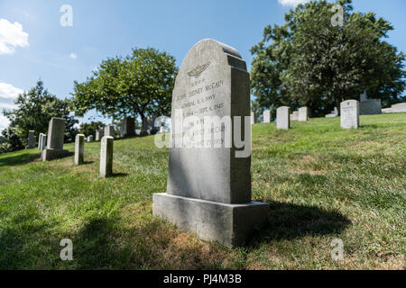 Grabstein der U.S. Navy Adm. John Sidney McCain "Durchlauf" Sr. In Abschnitt 3 der Arlington National Cemetery, Arlington, Virginia, 30. August 2018. Geboren am 9. August 1884, McCain studierte an der US Naval Academy in 1906. Er diente, wie der technische Offizier auf San Diego (ACR-6) während des Ersten Weltkrieges, bis Mai 1918. Er ging auf Flugzeuge, Südpazifik und Südpazifik Kraft, während die Salomonen Kampagne 1942 auf Befehl. Später, er TF-38 während der Fahrt in die Philippinen geboten, die Erfassung von Okinawa und die Kapitulation Japans. Für diesen Befehl erhielt er das Navy Cross. McCain starb Sep Stockfoto