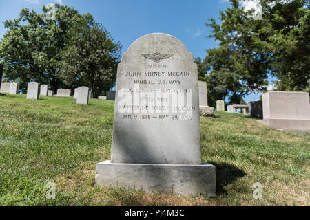 Grabstein der U.S. Navy Adm. John Sidney McCain "Durchlauf" Sr. In Abschnitt 3 der Arlington National Cemetery, Arlington, Virginia, 30. August 2018. Geboren am 9. August 1884, McCain studierte an der US Naval Academy in 1906. Er diente, wie der technische Offizier auf San Diego (ACR-6) während des Ersten Weltkrieges, bis Mai 1918. Er ging auf Flugzeuge, Südpazifik und Südpazifik Kraft, während die Salomonen Kampagne 1942 auf Befehl. Später, er TF-38 während der Fahrt in die Philippinen geboten, die Erfassung von Okinawa und die Kapitulation Japans. Für diesen Befehl erhielt er das Navy Cross. McCain starb Sep Stockfoto