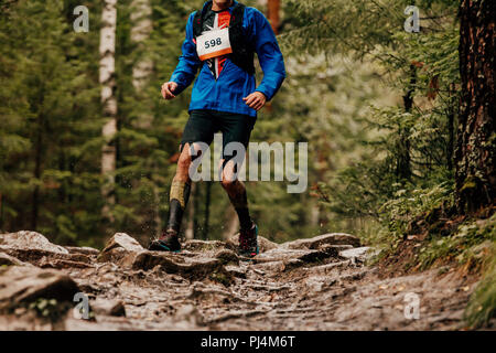 Mann Läufer in Kompression Socken running Herbst Mountain Marathon Stockfoto