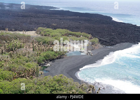 Luftaufnahme von Issac Hale Boot Rampe, die von Lava aus den letzten drei Monaten Eruption in Leilani Fincas auf Hawaii Insel vorgedrungen war. Das Hawaii Army National Guard vorgesehenen Schlüssel Führung von der Hawaii County, FEMA, USGS, und der Oregon National Guard mit einer Antenne Umfrage der Gebiete der Insel durch die letzte Eruption und Hurricane Lane erfolgen. 29. August 2018, Hilo Hawaii. (Us Air National Guard Foto von Tech. Sgt. Andrew Jackson) Stockfoto