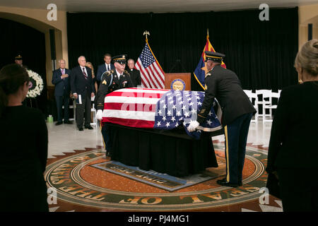 Mitglieder der Pennsylvania National Guard ehrt Platoon Escort der Sarg von Senator John McCain in den Arizona State Capitol Rotunde August 29, wo er im Zustand für die Öffentlichkeit ihren Respekt zu der Arizonasenator zu bezahlen. Die Arizona National Guard militärischen Ehren platoon zur Verfügung würdige Übertragungen von der Senator bleibt zum und vom Capitol Gebäude und erleichtert seine würdige bei der Barry Goldwater California Air National Guard base. (Arizona National Guard Foto: Staff Sgt. Adrian Borunda) Stockfoto