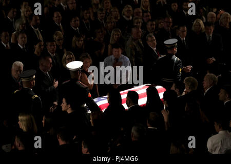 Mitglieder des gemeinsamen Ehrengarde escort die Überreste von Senator John McCain in den Norden Phoenix Baptist Church als Teilnehmer am 30. August. Die Arizona National Guard militärischen Ehren platoon zur Verfügung würdige Übertragungen von der Senator bleibt zum und vom Capitol Building und Arizona Luft Wachposten seine würdige bei der Barry Goldwater California Air National Guard base erleichtert. (Arizona National Guard Foto: Staff Sgt. Adrian Borunda) Stockfoto