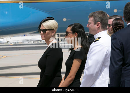 Mitglieder der McCain Familie erwarten Senator John McCain bleibt zu einem Boeing C-32 Flug in Barry Goldwater California Air National Guard Base in Phoenix 30. August übertragen werden. Die Arizona National Guard militärischen Ehren platoon zur Verfügung würdige Übertragungen von der Senator bleibt zum und vom Capitol Building und Arizona Luft Wachposten seine würdige bei der Barry Goldwater California Air National Guard base erleichtert. (Arizona National Guard Foto: Staff Sgt. Adrian Borunda) Stockfoto