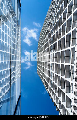 Abstrakte Architektur: Mittelpunkt Gebäude mit Glasfassade spiegelt sich in der Tottenham Court Road U-Bahnstation, London, UK Stockfoto