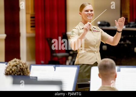 Gunnery Sgt. Stacie Crowther, Assistant drum Major," der Präsident selbst "US-Marine Band, führt die Band während der Probe der neuen März "Jahrhunderts der Service" im Marine Kaserne Anhang, Washington, D.C., Aug 28., 2018. "Jahrhunderts der Service" geschrieben wurde zu 100 Jahren des Dienstes von Frauen in der Marine Corps ehren. (U.S. Marine Corps Foto von Cpl. Paul A. Ochoa) Stockfoto