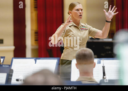 Gunnery Sgt. Stacie Crowther, Assistant drum Major," der Präsident selbst "US-Marine Band, führt die Band während der Probe der neuen März "Jahrhunderts der Service" im Marine Kaserne Anhang, Washington, D.C., Aug 28., 2018. "Jahrhunderts der Service" geschrieben wurde zu 100 Jahren des Dienstes von Frauen in der Marine Corps ehren. (U.S. Marine Corps Foto von Cpl. Paul A. Ochoa) Stockfoto