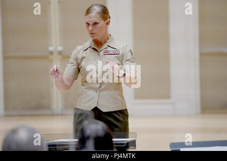 Gunnery Sgt. Stacie Crowther, Assistant drum Major," der Präsident selbst "US-Marine Band, führt die Band während der Probe der neuen März "Jahrhunderts der Service" im Marine Kaserne Anhang, Washington, D.C., Aug 28., 2018. "Jahrhunderts der Service" geschrieben wurde zu 100 Jahren des Dienstes von Frauen in der Marine Corps ehren. (U.S. Marine Corps Foto von Cpl. Paul A. Ochoa) Stockfoto