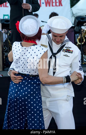 U.S. Navy Petty Officer First Class Josua Garza, ein mineman an Bord der USS Scout und gebürtige Kugel, Arizona, besucht die 3. jährliche Swing Dance Party in Los Angeles Flotte Woche in der Innenstadt von San Pedro, Calif., Aug 30., 2018. Los Angeles Flotte Woche feiert und ehrt Meer Dienstleistungen der Nation, erleichtert die jährliche Katastrophenschutz zwischen der Navy, Marine Corps, Coast Guard und lokalen Ersthelfer, und bietet dem Publikum Gelegenheit zur Tour Schiffe und Interagieren mit Service Mitglieder besser zu verstehen, wie die maritimen Kräfte der nationalen Verteidigung und der Freiheit der Zu gewinnen Stockfoto