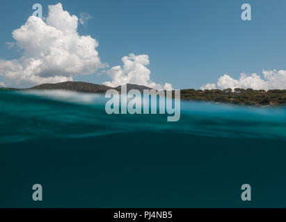 Die Hälfte unter Wasser Blick auf den schönen Ort in - Sardinien - Italien. Stockfoto