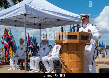 180831-N-KV 911-0085 Pearl Harbor (Aug. 31, 2018) - Cmdr. Brian Turney Adressen Gäste während der Änderung des Befehls Zeremonie der Los Angeles-Klasse schnell-Angriffs-U-Boot USS Chicago (SSN721) Auf der USS Bowfin U-Boot Museum und Park in Pearl Harbor, Hawaii, 12.08.31. (U.S. Marine Foto von Mass Communication Specialist 2. Klasse Shaun Griffin/Freigegeben) Stockfoto