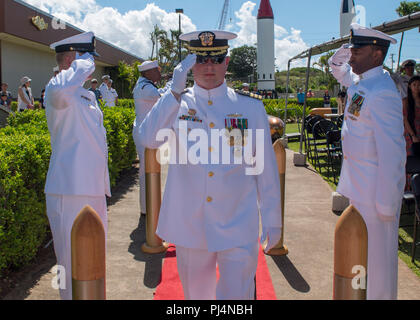 180831-N-KV 911-0020 Pearl Harbor (Aug. 31, 2018) - Cmdr. Brian Turney ist an Bord geleitet während der Los Angeles-Klasse schnell-Angriffs-U-Boot USS Chicago (SSN721) Ändern des Befehls Preisverleihung auf der USS Bowfin U-Boot Museum und Park in Pearl Harbor, Hawaii, 12.08.31. (U.S. Marine Foto von Mass Communication Specialist 2. Klasse Shaun Griffin/Freigegeben) Stockfoto