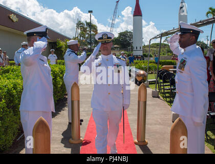 180831-N-KV 911-0015 Pearl Harbor (Aug. 31, 2018) - Cmdr. Chance Litton ist an Bord geleitet während der Los Angeles-Klasse schnell-Angriffs-U-Boot USS Chicago (SSN721) Ändern des Befehls Preisverleihung auf der USS Bowfin U-Boot Museum und Park in Pearl Harbor, Hawaii, 12.08.31. (U.S. Marine Foto von Mass Communication Specialist 2. Klasse Shaun Griffin/Freigegeben) Stockfoto