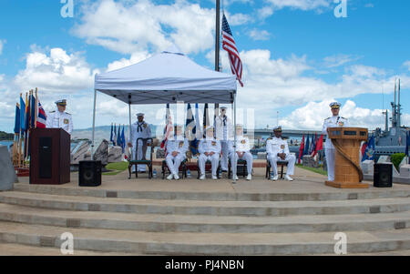 180831-N-KV 911-0165 Pearl Harbor (Aug. 31, 2018) - Cmdr. Chance Litton Adressen Gäste nach Kommando der Los Angeles-Klasse schnell-Angriffs-U-Boot USS Chicago (SSN721) während der Chicago Ändern des Befehls Preisverleihung auf der USS Bowfin U-Boot Museum und Park in Pearl Harbor, Hawaii, 12.08.31. (U.S. Marine Foto von Mass Communication Specialist 2. Klasse Shaun Griffin/Freigegeben) Stockfoto