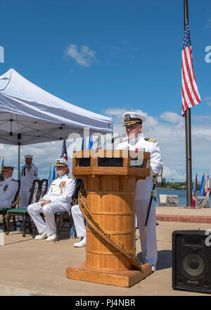 180831-N-KV 911-0048 Pearl Harbor (Aug. 31, 2018) - Kapitän Paul Davis, Commander, Submarine Squadron Sieben und Gastredner, Adressen Gäste während der Los Angeles-Klasse schnell-Angriffs-U-Boot USS Chicago (SSN721) Ändern des Befehls Preisverleihung auf der USS Bowfin U-Boot Museum und Park in Pearl Harbor, Hawaii, 12.08.31. (U.S. Marine Foto von Mass Communication Specialist 2. Klasse Shaun Griffin/Freigegeben) Stockfoto