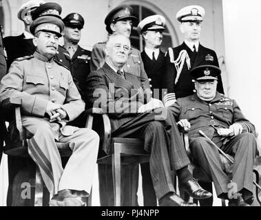 Konferenz von Teheran. Joseph Stalin (links), Franklin D. Roosevelt (Mitte) und Winston Churchill. Die Konferenz wurde vom 28. November bis 1. Dezember 1943 statt. Das wichtigste Ergebnis von der Tagesordnung wurde ein Abkommen, dass die Alliierten eine zweite Front gegen NS-Deutschland öffnen würde. Stockfoto