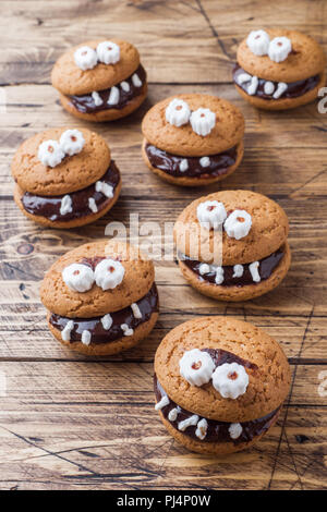 Cookies mit Schokoladencreme in Form von Monster für Halloween. Stockfoto