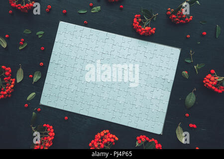 Flach leer Puzzle Top View als Kopie Raum über dunklen Hintergrund mit Wild Berry Obst Anordnung Stockfoto