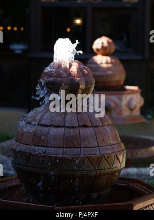 Fontaine de briques de Chaux dans la lumière Du Soir, Fuente de Piedra caliza a la Luz de la tarde, Kalksteinbrunnen im Abendlicht, Kalk Ziegel fountai Stockfoto