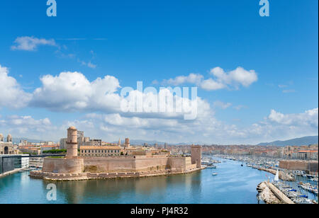 Blick über den Alten Hafen und das Fort Saint-Jean aus dem Palais du Pharo, Marseille, Provence-Alpes-Côte d'Azur, Frankreich Stockfoto