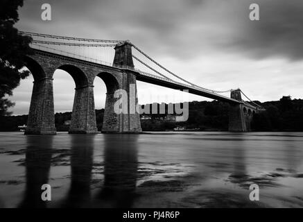 Foto: © Jamie Callister. Die Menai Bridge, Menai Straits, Anglesey, Nordwales, 1. September, 2018 Stockfoto