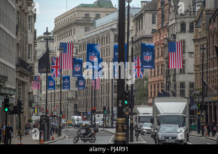 Fahnen wehen im Piccadilly wie der National Football League (NFL) übernimmt eine von Londons berühmtesten Standorte am Samstag, den 8. September. Stockfoto