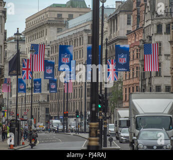 Fahnen wehen im Piccadilly wie der National Football League (NFL) übernimmt eine von Londons berühmtesten Standorte am Samstag, den 8. September. Stockfoto