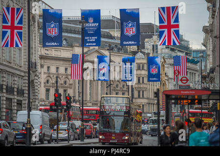 Fahnen wehen im Piccadilly wie der National Football League (NFL) übernimmt eine von Londons berühmtesten Standorte am Samstag, den 8. September. Stockfoto