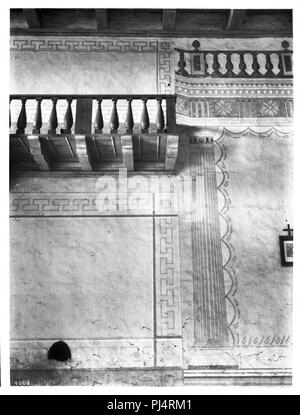 Balkon- und Wanddekorationen in der Kirche, der Mission San Miguel Arcangel, in der Nähe von Templeton, California, Ca. 1905 Stockfoto