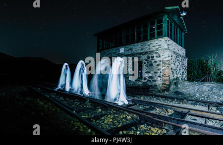 Vier Geister zu Fuß auf der Bahn vor dem Haus Stockfoto