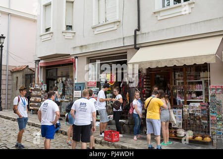 Slowenische Studenten kaufen Souvenirs im Geschäft in der Innenstadt von Plovdiv, Bulgarien Stockfoto