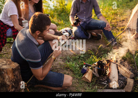 Angenehmer Mensch ist ein Holzstab mit Messer für die Jagd Stockfoto