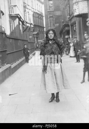 Barbara Ayrton-Gould gekleidet wie ein Fischer Mädchen, die Grace Darling, Förderung der Frauen ‥ 99 s Ausstellung, Mai 1909. Stockfoto