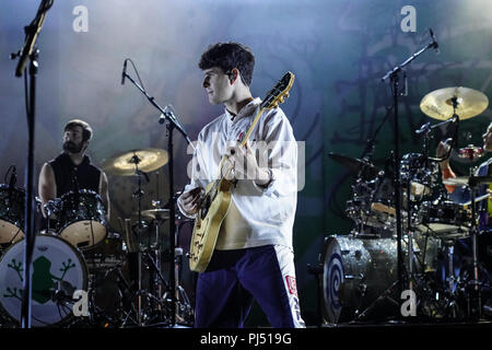 Ezra Koenig von Bligg live auf der Bühne im Wald Samstag Schlagzeile Schlitz 2018 Ende der Straße Festival in Larmer Tree Ga Stockfoto