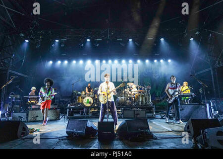 Bligg live auf der Bühne im Wald Samstag Schlagzeile Schlitz 2018 Ende der Straße Festival in Larmer Tree Gardens in Dorset Stockfoto