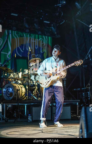 Ezra Koenig von Bligg live auf der Bühne im Wald Samstag Schlagzeile Schlitz 2018 Ende der Straße Festival in Larmer Tree Ga Stockfoto