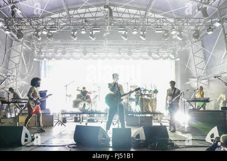 Bligg live auf der Bühne im Wald Samstag Schlagzeile Schlitz 2018 Ende der Straße Festival in Larmer Tree Gardens in Dorset Stockfoto