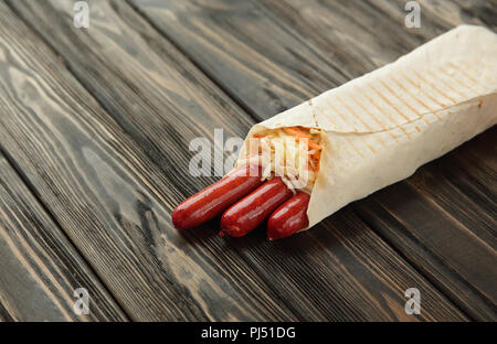 Jagd Wurst in pita Brot auf einem dunklen Hintergrund Stockfoto