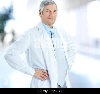 Porträt eines erfahrenen Arztes Berater auf unscharfen Hintergrund Stockfoto