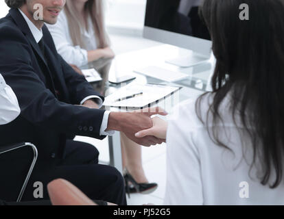Closeup. Handshake Handelspartner, hinter einem Schreibtisch Stockfoto