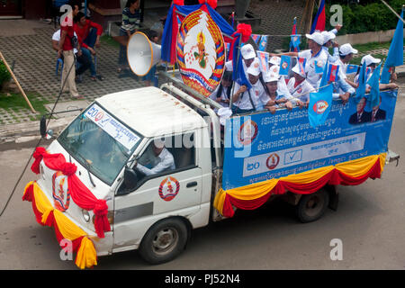 CPP Unterstützer sind Reiten in einem Lkw auf einer Kundgebung vor der Kambodschanischen nationale Wahl in Kampong Cham, Kambodscha 2018. Stockfoto