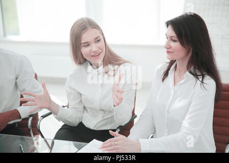 Closeup. junge geschäftsfrau Gespräche mit Kollegen Stockfoto